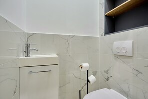 Apartment | Bathroom | Hair dryer, towels, soap, shampoo