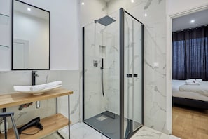 Apartment | Bathroom | Hair dryer, towels, soap, shampoo