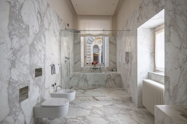 Dusche, Haartrockner, Seife, Shampoo