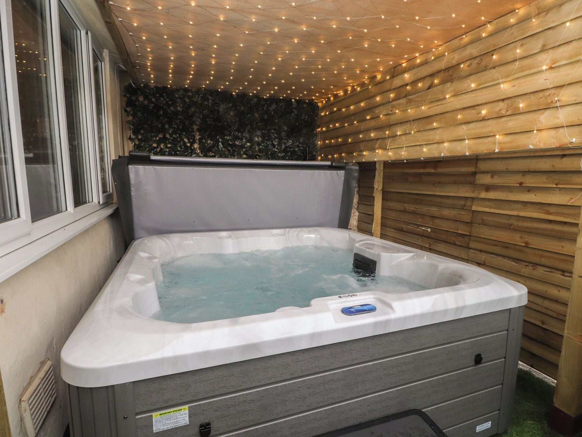 Cottage | Indoor spa tub