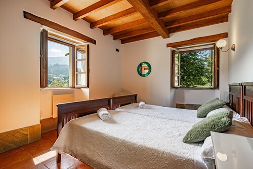 Room A Figueira in Mondoñedo with Mountain Views, Shared Terrace, and Wi-Fi