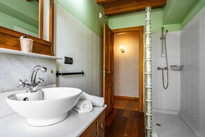 Douche, serviettes fournies