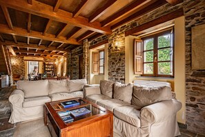 Living area - Room or Corridor with Private Balcony and Mountain Views (Mondoñedo)