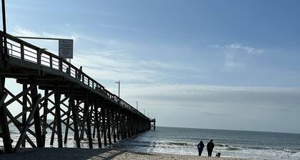 Cozy 3-bedroom 1 bath home on Oak Island walk to beach,pier and some restaurants