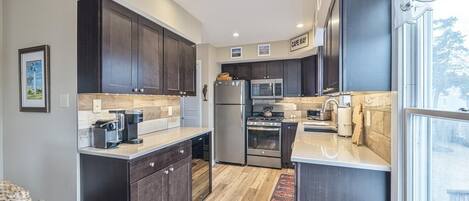 Refrigerador, microondas, horno y parrilla de estufa