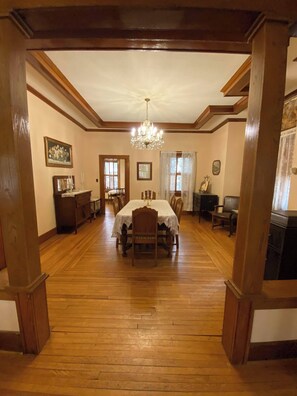 Interior - The Foreman Prairie House Duncan’s Crown Jewel Historical 1918 (Duncan)