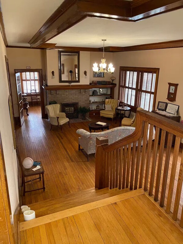 Interior - The Foreman Prairie House Duncan’s Crown Jewel Historical 1918 (Duncan)