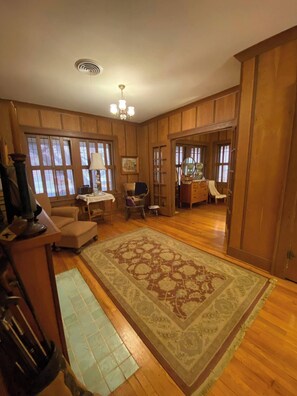 Interior - The Foreman Prairie House Duncan’s Crown Jewel Historical 1918 (Duncan)