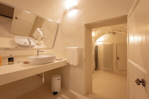 Haartrockner, Bidet, Handtücher, Seife
