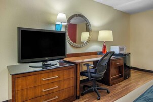 Espacio para trabajar con laptop y cortinas blackout 