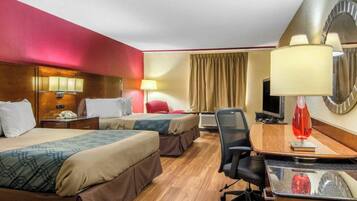 Habitación doble Deluxe, 2 camas matrimoniales, para fumadores | Espacio para trabajar con laptop, cortinas blackout y insonorización