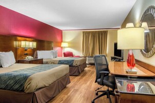 Espacio para trabajar con laptop y cortinas blackout 