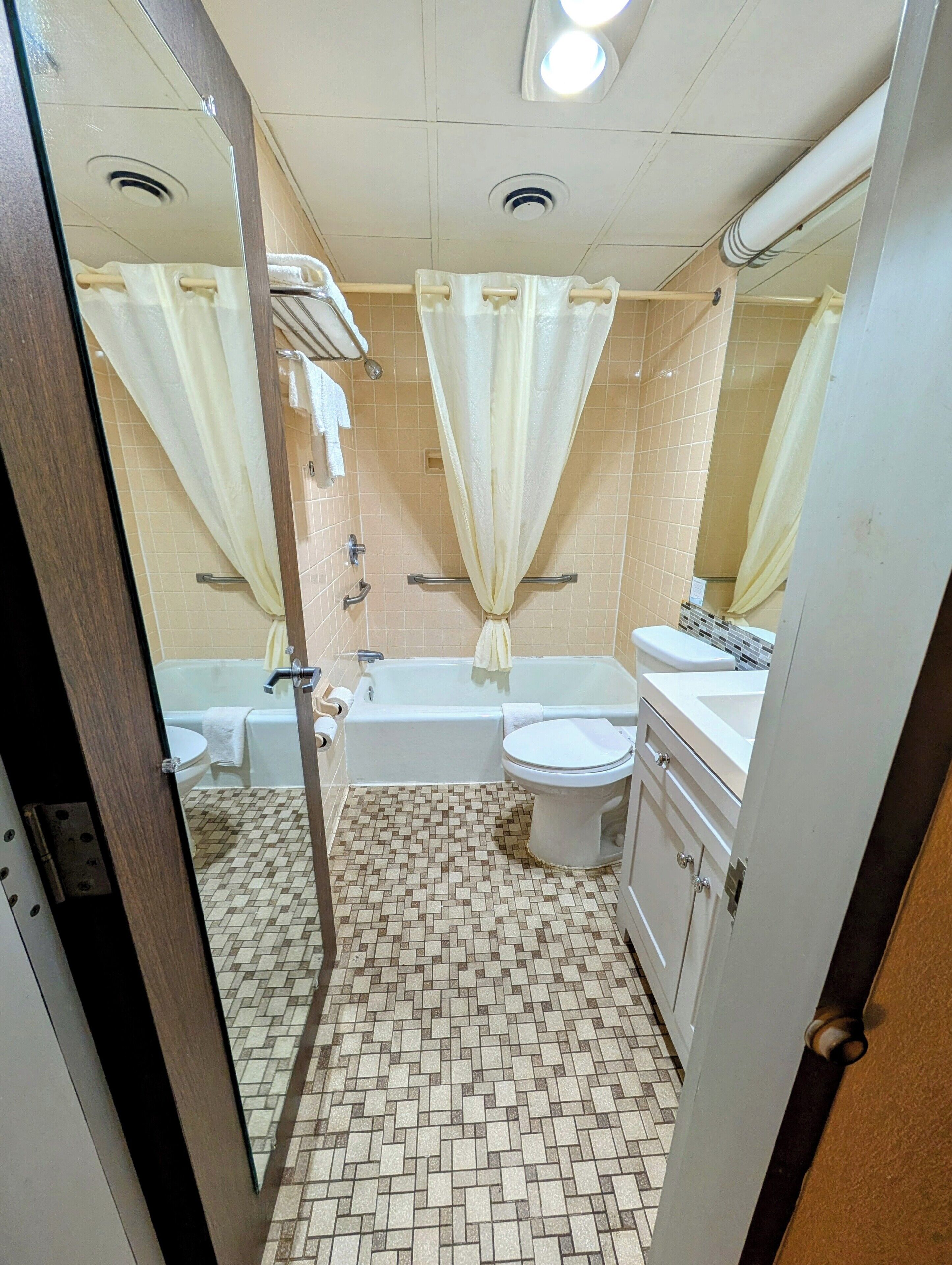 Articles de toilette (gratuits), séchoir à cheveux, serviettes fournies