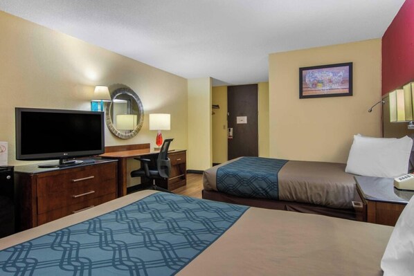 Laptop workspace, blackout drapes, soundproofing, iron/ironing board - Forsyth Inn & Suites (Forsyth)
