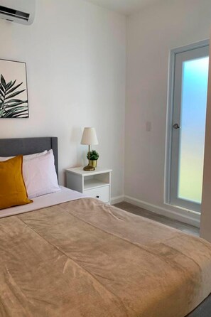 Departamento Confort, 1 cama Queen size y sofá cama, para no fumadores, lanai | Tabla de planchar con plancha, wifi gratis y ropa de cama