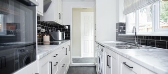 Stylish 3-Bed • Hot Tub • Free Parking • Contractors