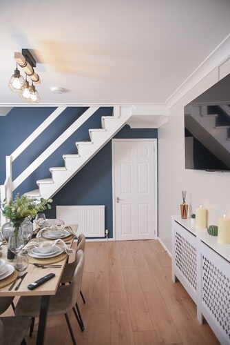 Stylish 3-Bed • Hot Tub • Free Parking • Contractors