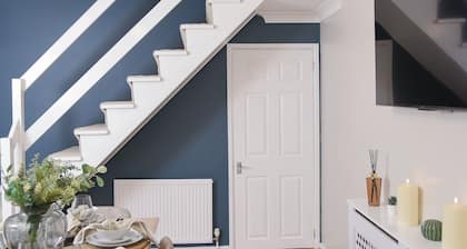 Stylish 3-Bed • Hot Tub • Free Parking • Contractors