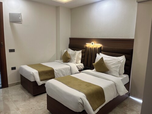 3-bedroom bed & breakfast in amazing Delhi with AC near big park and good air