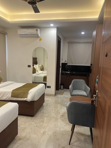 3-bedroom bed & breakfast in amazing Delhi with AC near big park and good air