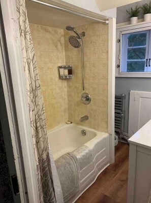 Shower, hair dryer, towels, soap - Monk's Bunk, Old Chatham (Old Chatham)