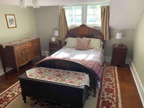 3 bedrooms, iron/ironing board, WiFi, bed sheets - Monk's Bunk, Old Chatham (Old Chatham)