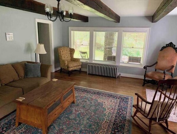 TV - Monk's Bunk, Old Chatham (Old Chatham)