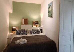 4 habitaciones, tabla de planchar con plancha y acceso a internet