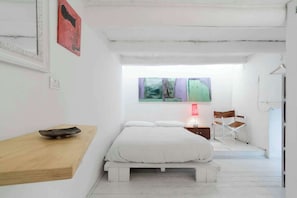 4 bedrooms, iron/ironing board, free WiFi, bed sheets - TRIBUNAPOLI apartment (napoli)