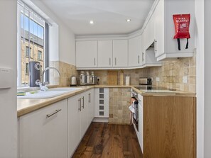 Réfrigérateur, four à micro-ondes, un four, lave-vaisselle