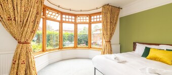 Central Caversham / Traditional English House | Pass the Keys