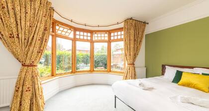 Central Caversham / Traditional English House | Pass the Keys