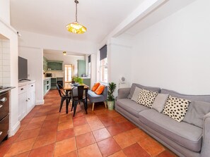 TV - Central Caversham / Traditional English House | Pass the Keys (Reading)