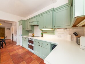 Fridge, microwave, oven, dishwasher - Central Caversham / Traditional English House | Pass the Keys (Reading)