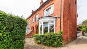 A red brick house with a bay window and a conservatory. - Central Caversham / Traditional English House | Pass the Keys (Reading)