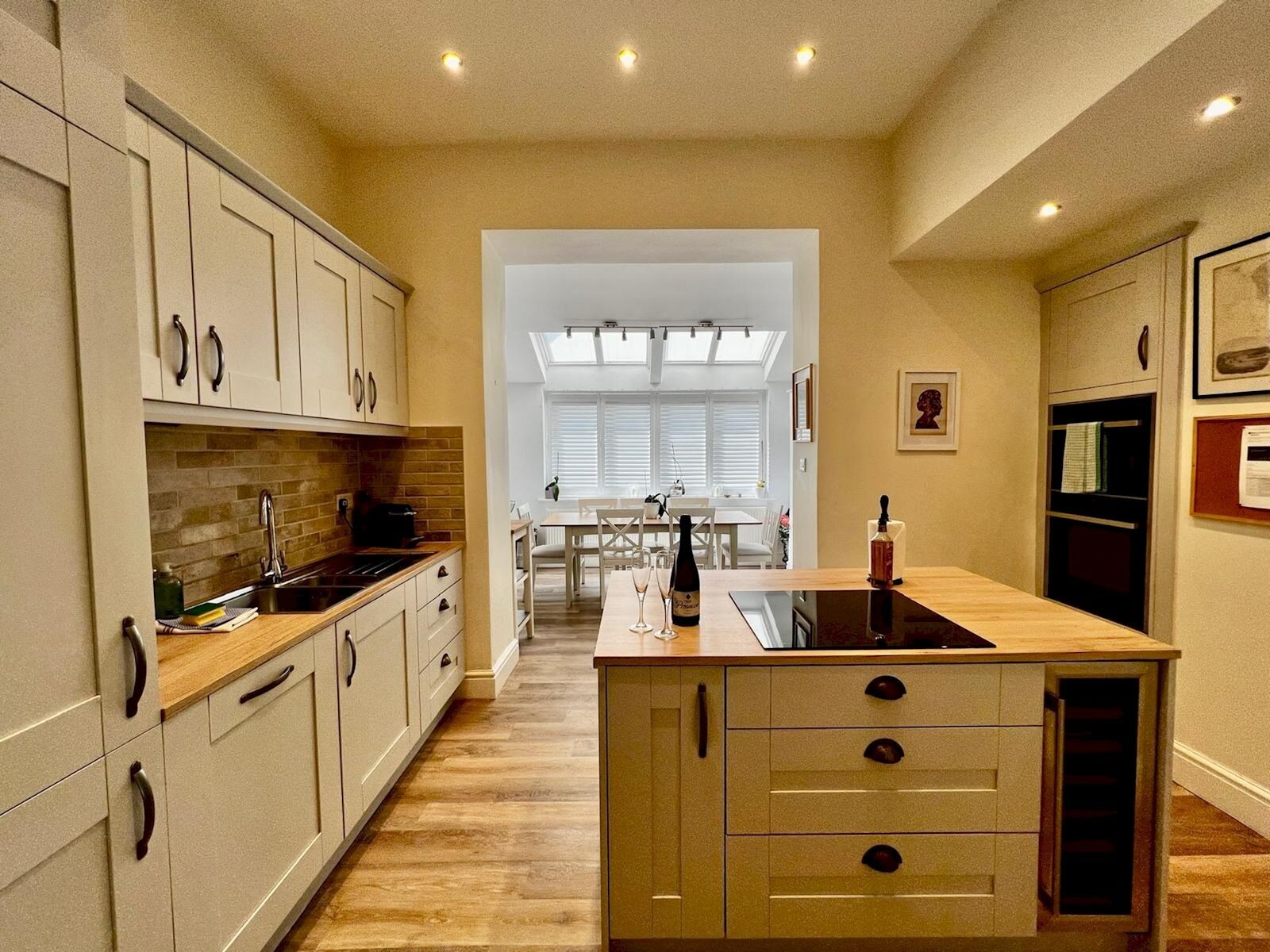 Kjøleskap, mikrobølgeovn, ovn og oppvaskmaskin