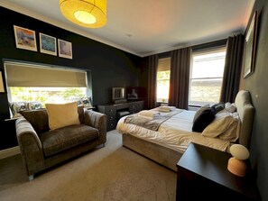 4 bedrooms, iron/ironing board, free WiFi, bed sheets