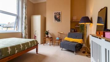 4 bedrooms, iron/ironing board, free WiFi, bed sheets