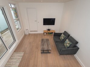 Een televisie en boeken