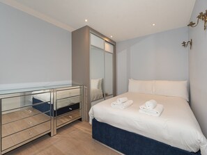 1 slaapkamer, een strijkplank/strijkijzer, gratis wifi, beddengoed