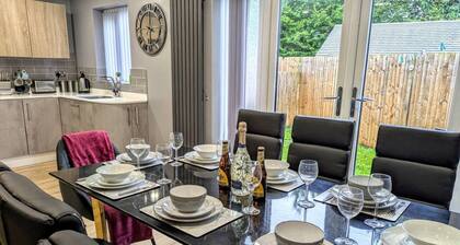 Tempting Telford, 4BR Home, 3 Bathrooms, Parking