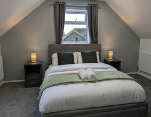 4 bedrooms, free WiFi, bed sheets - Tempting Telford, 4BR Home, 3 Bathrooms, Parking (Telford and Wrekin)