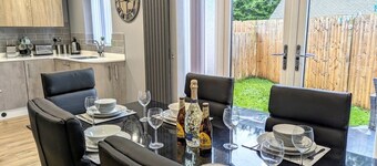 Tempting Telford, 4BR Home, 3 Bathrooms, Parking