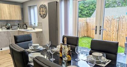 Tempting Telford, 4BR Home, 3 Bathrooms, Parking