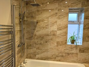 Hair dryer, towels - Tempting Telford, 4BR Home, 3 Bathrooms, Parking (Telford and Wrekin)