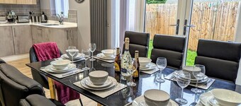 Tempting Telford, 4BR Home, 3 Bathrooms, Parking