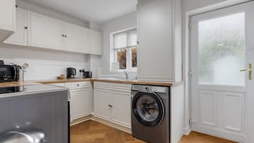 Jääkaappi, mikroaaltouuni, uuni, leivänpaahdin