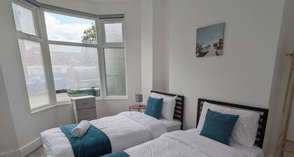 Contractors 4BR Home, Newly Refurb, Nr Centre