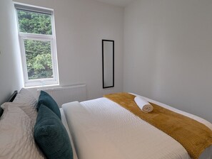 Tabla de planchar con plancha, wifi gratis y ropa de cama