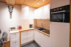 Køleskab, mikrobølgeovn, ovn, kogeplade